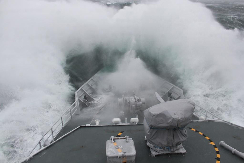 Illustration for article titled 18 terrifying photos of ships in trouble